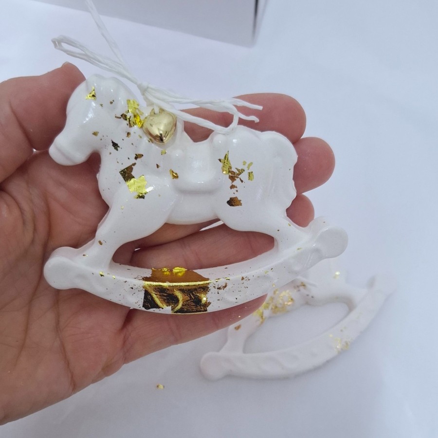 Baltas arkliukas ant eglutės – 2026 metų simbolis Baltas arkliukas ant eglutės – 2026 metų simbolis