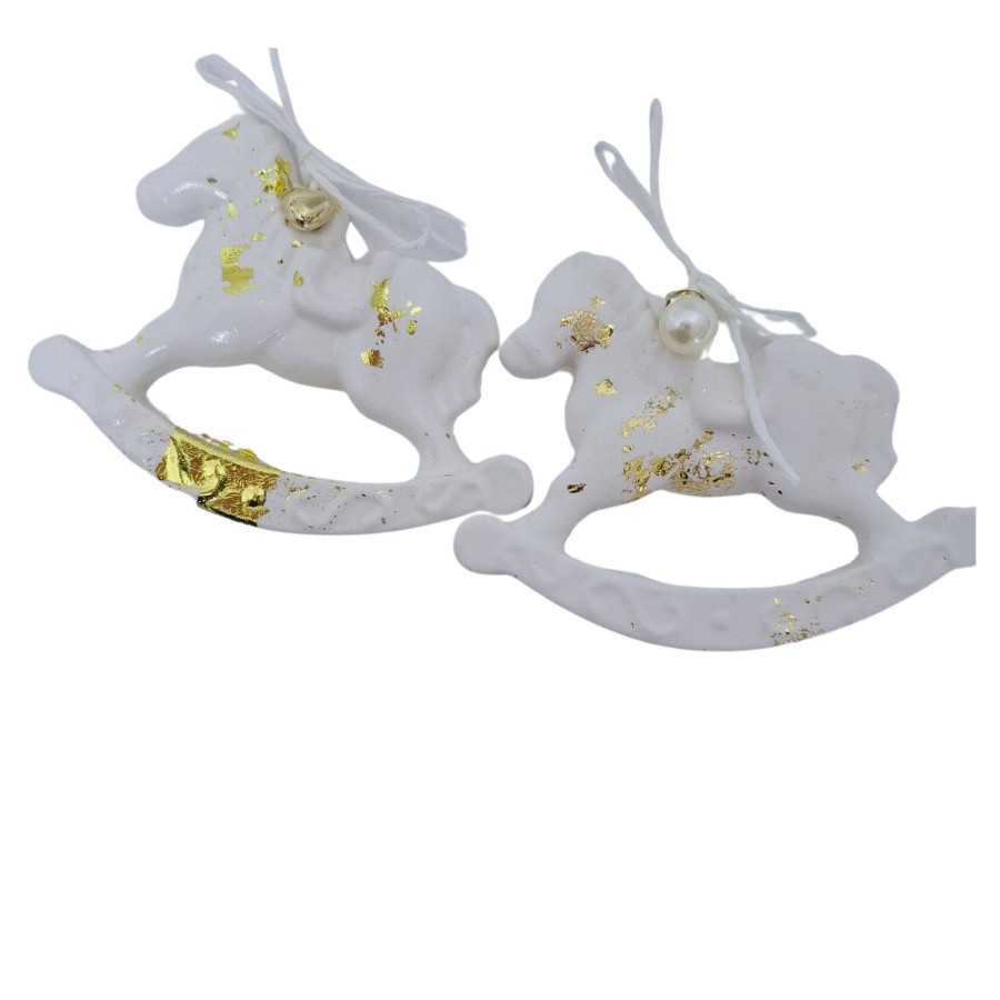 Baltas arkliukas ant eglutės – 2026 metų simbolis Baltas arkliukas ant eglutės – 2026 metų simbolis