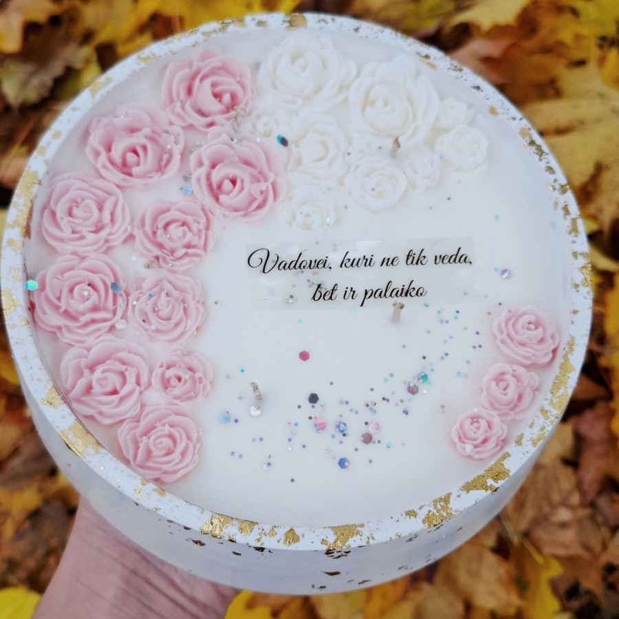 Rankų darbo žvakė su rožių dekoru boso dienai,xxl