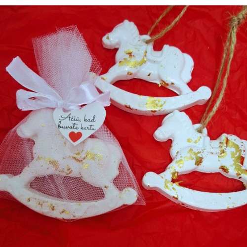 Baltas arkliukas dovanėlė svečiams