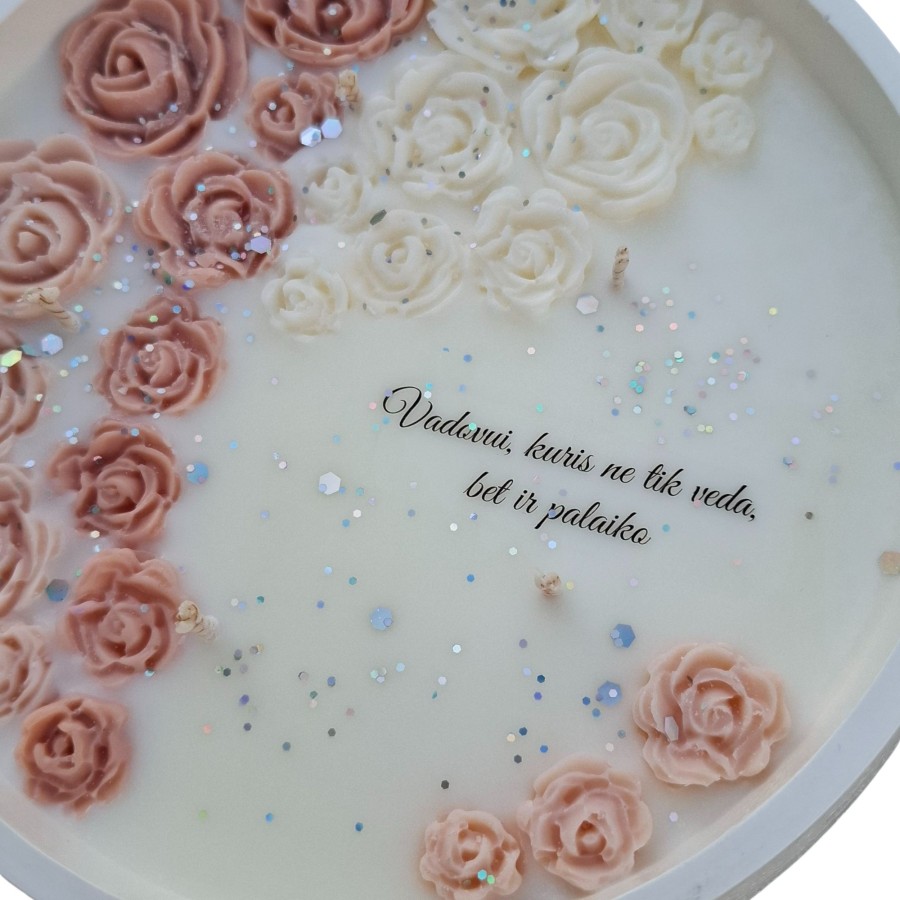 Rankų darbo žvakė su rožių dekoru boso dienai,xxl