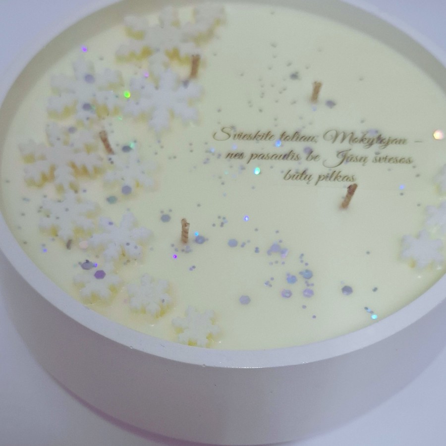 Rankų darbo žvakė su snaigių dekoru ,xxl